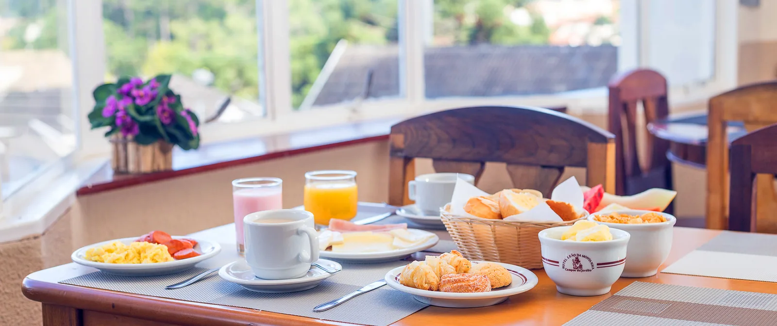 Café da manhã servido com vista para a serra