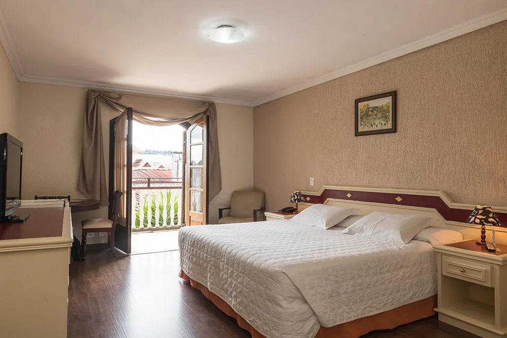 Acomodação Master com sacada e piso de madeira